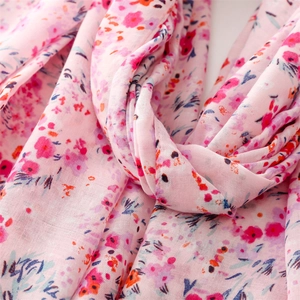 Détail de l'écharpe rose à fleurs montrant la texture douce et l'imprimé floral vif