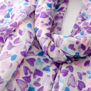 Gros plan du tissu d'écharpe doux avec motifs de cœurs colorés au style aquarelle