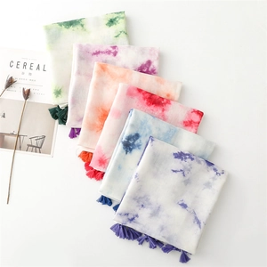 Détails de diverses écharpes en dégradé avec des glands à franges en plusieurs couleurs