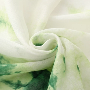 Détail macro du tissu tie-dye vert et blanc respirant avec des motifs de tissage fins