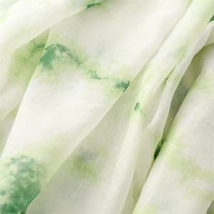 Détail macro du tissu respirant avec dégradé vert et blanc et texture douce soyeuse