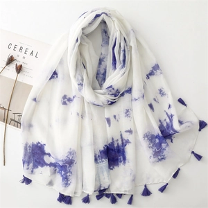 Écharpe élégante blanche avec motifs tie-dye bleus et franges pour protection solaire