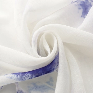 Détail de l'écharpe légère en fil de Bali avec motifs floraux à l'encre bleue et texture