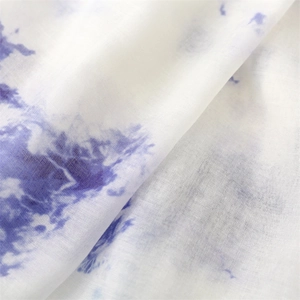 Détail macro du tissu en gaze de Bali respirant avec dégradé d'encre violette style tie-dye