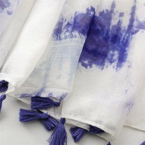 Détail du foulard tie-dye bleu et blanc avec franges et texture de tissu délicate