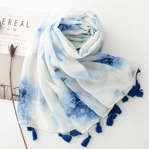 Détail de l'écharpe dégradée bleu et blanc, style encre de chine avec bordures frangées