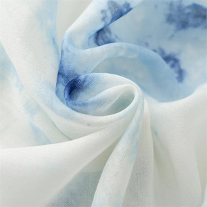 Vue macro de la texture dégradée bleu et blanc du tissu respirant pour écharpe
