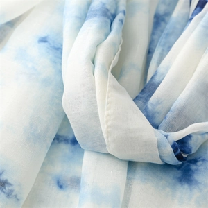 Détail d'écharpe tie-dye bleue et blanche avec texture en lin et dégradé artistique