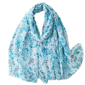 Écharpe fleurie bleu clair avec motif floral doux et bords francs pour femmes