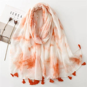 Écharpe artistique dégradé orange et blanc avec glands et motif doux de peinture à l'encre