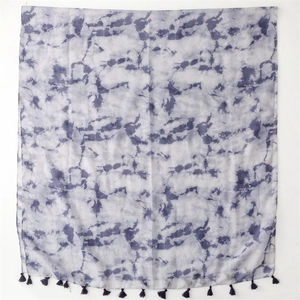 Detailansicht des blau-weißen Batikschals mit Fransen und leichter Textur für Damen