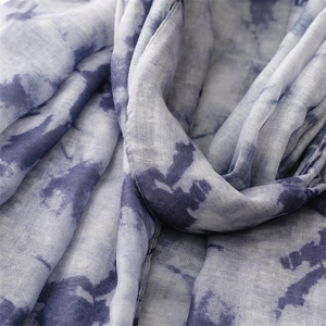 Detailaufnahme von blauem Schal mit Farbverlauf zeigt feine Webstruktur und Stofflagen