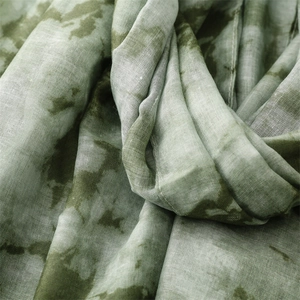 Makro-Detail des olivgrünen und grauen Batiktuchs mit feiner, atmungsaktiver Textur