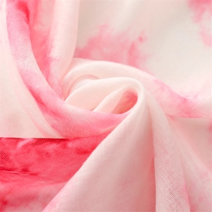 Détail macro du tissu dégradé tie-dye rose et blanc avec texture mesh respirante