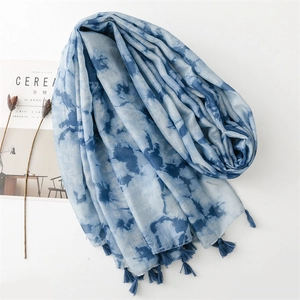 Detailansicht des blau-weißen Batikschals mit weichen Quasten und luftiger Stoffstruktur