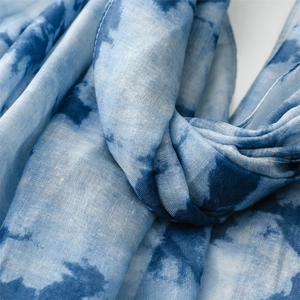Makroaufnahme von atmungsaktivem Voile-Schal mit tiefblauem Ink-Gradient-Tie-Dye-Muster