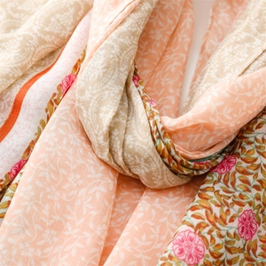Makro-Detail des Baumwoll-Leinen-Schals mit rosa Blumenmustern und gewebter Textur