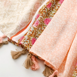 Detail von geblümten Paisley-Schals mit Quasten und leichter Baumwoll-Leinen-Textur