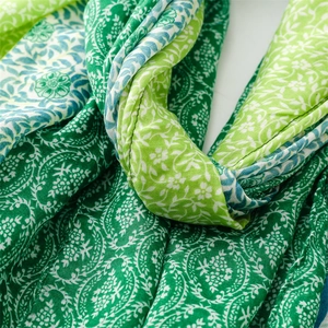 Nahaufnahme des Schals mit Paisley-Muster in Grün und Blau mit Leinentextur