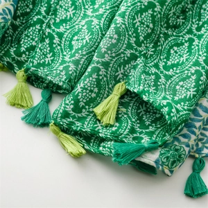 Detailansicht eines Schals mit Paisleymuster, floralem Druck und zweifarbigen Fransen