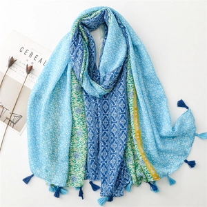 Blauer Schal mit Rosenmuster, Blumenprint und Quasten für Frühling und Sommer Outfit