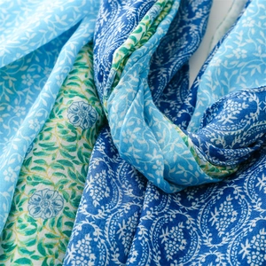 Detailaufnahme des Schals in Baumwoll-Leinen-Optik mit blauen Blumen- und Paisley-Mustern