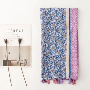 Flachbild von blau-lila Baumwollschal mit Blumenmustern, Quasten und Requisitenmagazin