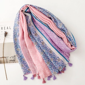 Detailaufnahme des Bohemian-Schals mit floralem Rosenmuster in Rosa und Blau und Fransen