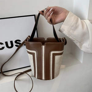 Borsa a secchiello vintage in tela e pelle marrone con cuciture a T e tracolla lunga