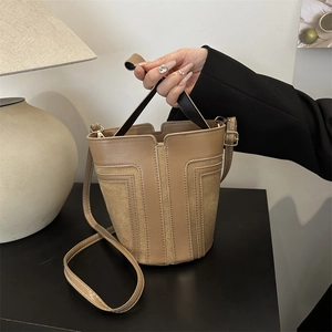 Elegante borsa a secchiello in pelle marrone e tela con tracolla regolabile e manico