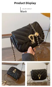 Détail du sac à bandoulière matelassé noir avec fermoir fer à cheval doré et chaîne