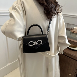 Minimale zwarte crossbodytas met strass-strik en envelopontwerp voor damesmode