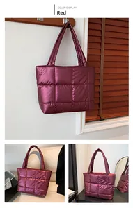 Détails du sac fourre-tout matelassé bordeaux avec une finition brillante métallique