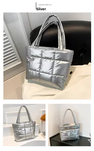 Gros plan du sac fourre-tout argenté matelassé montrant la texture et les coutures carrées