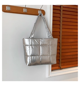 Détail du sac cabas matelassé argent métallique avec coutures carrées et aspect brillant