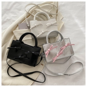 Détails des mini sacs carrés avec nœuds en finitions noir, blanc et argenté chic