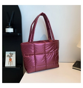 Détail du sac cabas matelassé violet métallisé avec texture en nylon brillant