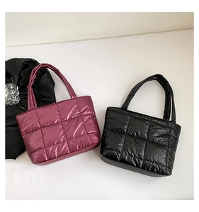 Sacs cabas matelassés bordeaux et noirs avec texture rembourrée légère et bandoulières