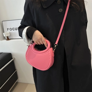 Rosa Halbmond Handtasche mit vertikaler Textur und abnehmbarem Schultergurt Mode