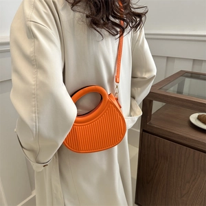 Retro orangefarbene gestreifte Handtasche mit rundem Griff und Umhängeriemen