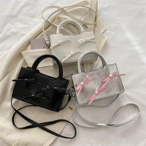 Mini sacs à main en cuir verni avec nœud en blanc, noir et argent avec bandoulière