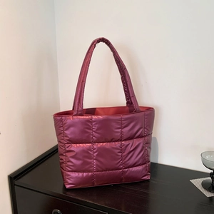 Sac fourre-tout matelassé bordeaux avec fini brillant et poignées rembourrées