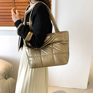 Grand sac cabas matelassé doré avec coutures à carreaux pour un style moderne et chic