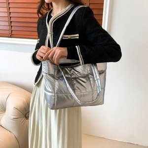 Sac fourre-tout matelassé argenté chic avec motif carré élégant porté par un mannequin