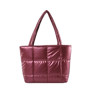 Sac fourre-tout matelassé rouge foncé pour femme avec texture soyeuse et poignées