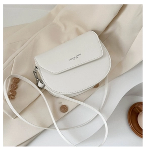 Vue détaillée du sac besace demi-lune blanc avec logo imprimé tendance noir