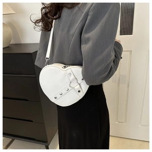 Sac bandoulière chic blanc en forme de cœur avec clous argentés et boucle métallique
