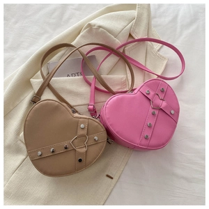 Détails des sacs en forme de cœur rose et kaki avec rivets et boucles en cœur