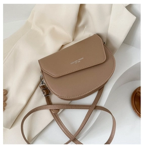 Sacoche demi-lune marron en cuir grainé avec imprimé tendance et bandoulière fine