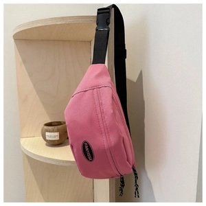 Dettaglio della borsa pettorale rosa in tessuto Oxford con tracolla e fibbia rapida